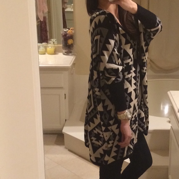 Tobi Oversize Black/ Gray/ White Aztec Sweater S/M - Picture 4 of 4