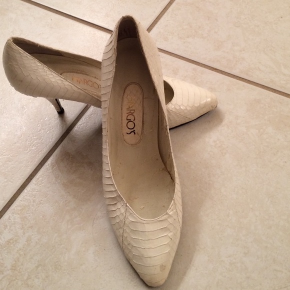Margos size 6 white snakeskin pumps - Picture 2 of 2