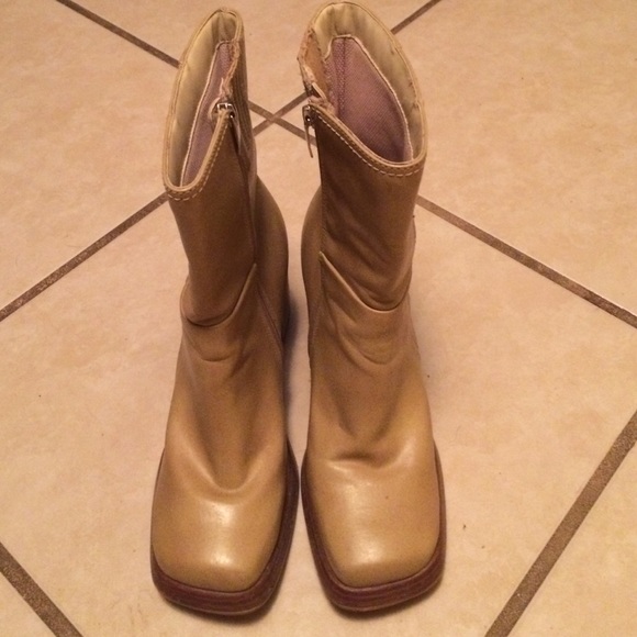 Colin Stuart Camel low cut boots