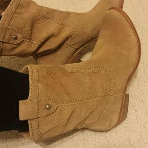 Fossil size 7 boots