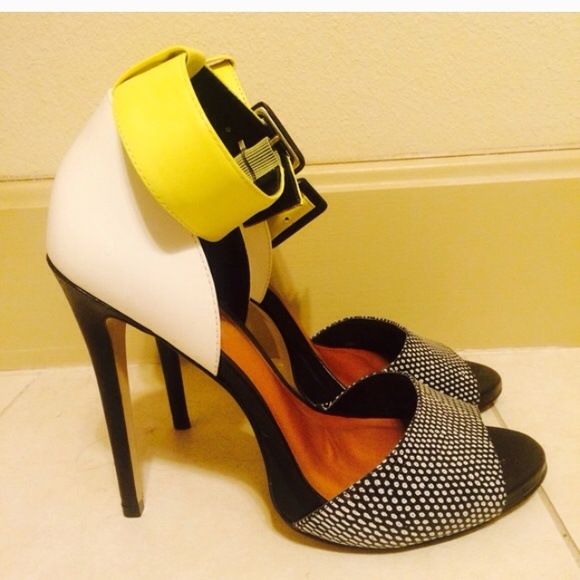 8.5 Aldo Cuttte Sandals