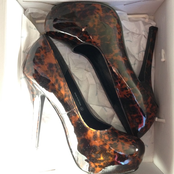 PATENT LEATHER LEOPARD PRINT HEELS