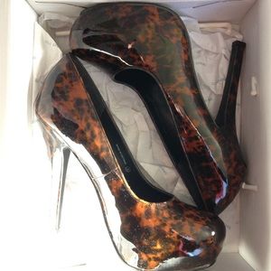 PATENT LEATHER LEOPARD PRINT HEELS