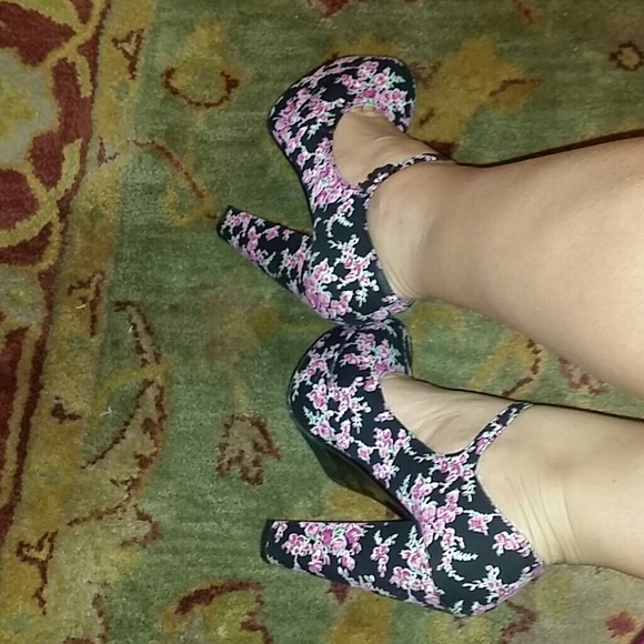 Black shoes with hot pink Flower