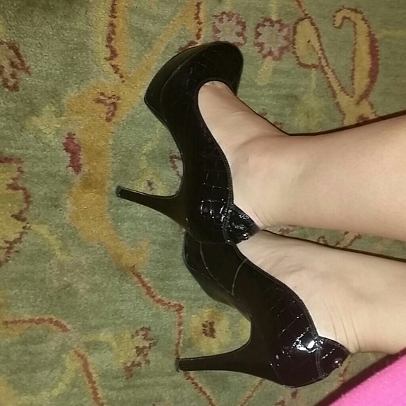 Black shoes guess side 8