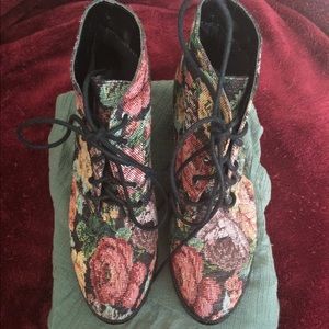 Diba shoes.Model 5227376. Multicolored ankle boots