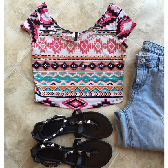 ❌SOLD❌🎉HP🎉 Aztec Crop Top - Picture 4 of 4