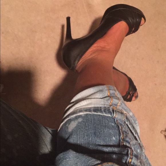 Leather , peep toe heels with 2 bow details