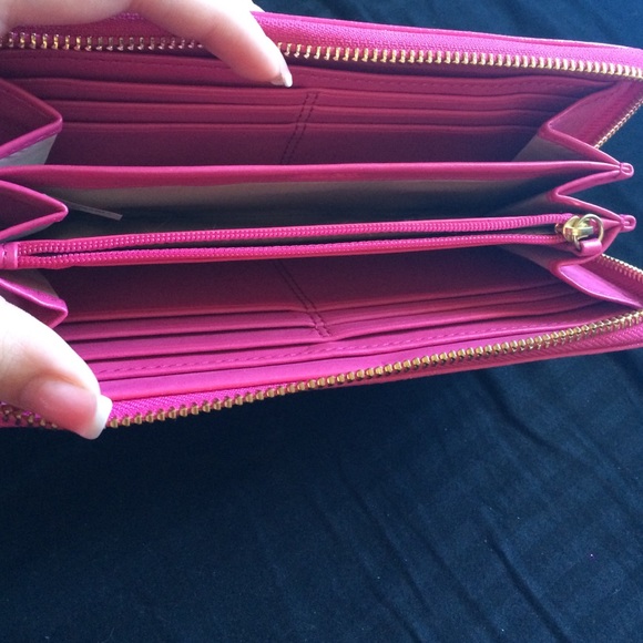 Gorgeous polka-dot coach wallet. EXCELLENT COND. - Picture 3 of 4