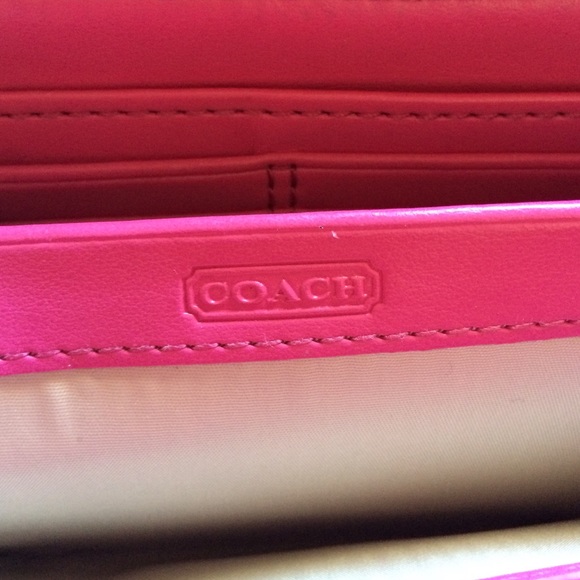 Gorgeous polka-dot coach wallet. EXCELLENT COND. - Picture 4 of 4