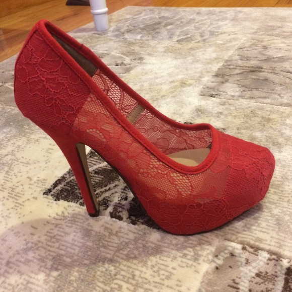 Adorable red lace pumps - Picture 2 of 3