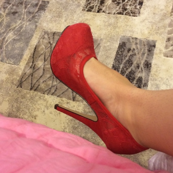 Adorable red lace pumps - Picture 3 of 3