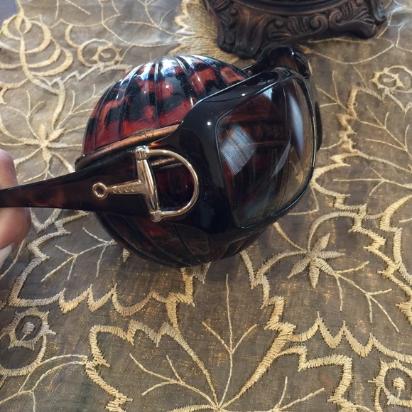 ️GUCCI SUNGLASSES - Picture 2 of 4