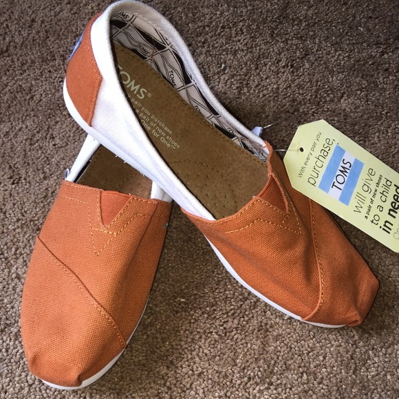 21 toms shoes bundled nwt burnt orange and white toms from frances s closet on poshmark 21 toms shoes bundled nwt burnt orange and white toms from frances s closet on poshmark