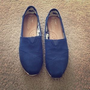 Toms navy women's canvas classic shoes