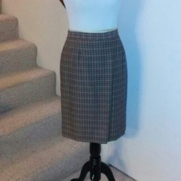 Women's 2 peice lined suit. Never worn. Size 10P. - Picture 2 of 3