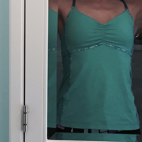 lightly used yoga tank w/built in support