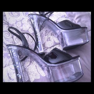 Platform heels with glitter in the heel