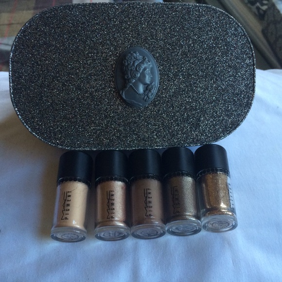 LE MAC "objects of affection" pigments + glitter