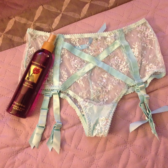 Victoria secret body spray with underwear🎀