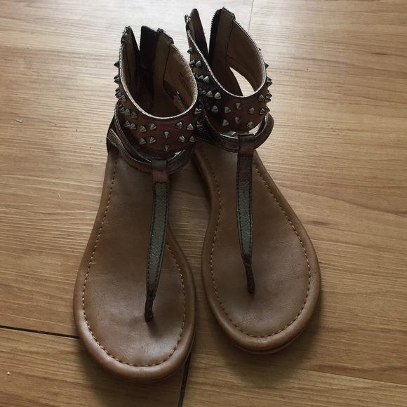 Report flat sandals