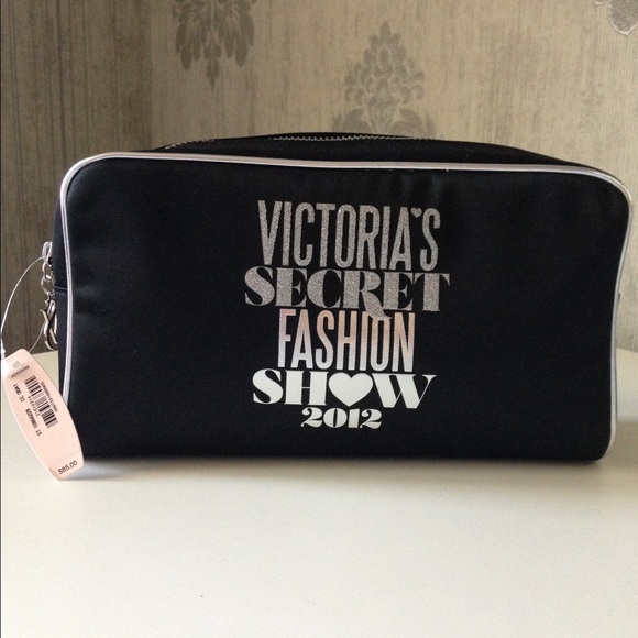 Victoria's Secret makeup case with brushes - Picture 1 of 4