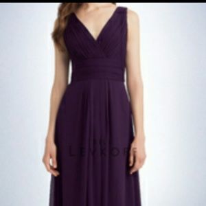 Crinkle chiffon sleeveless gown with v-front and b