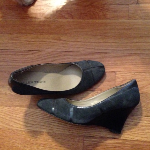 Ellen tracy gray suede wedges