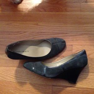 Ellen tracy gray suede wedges