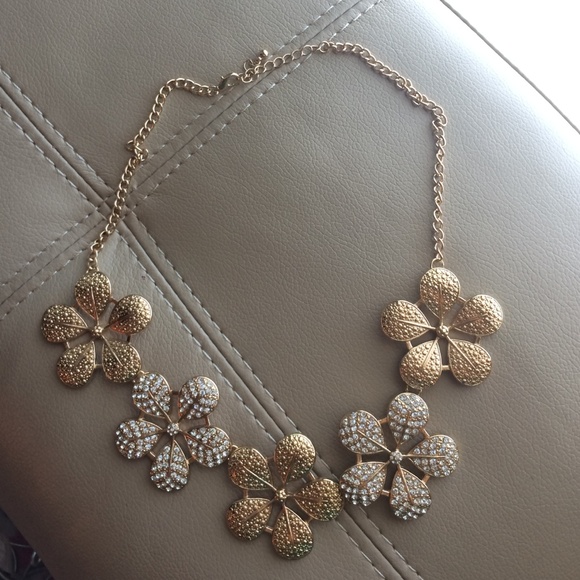 🌸Forever 21 Flower Necklace🌸