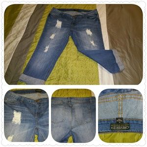 Very cute distressed Forever 21 Capri