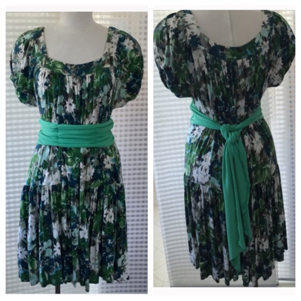 🎉HP🎉Beautiful flower print dress AND green belt! - Picture 4 of 8