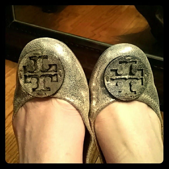 Tory burch reva flats in gold pebble