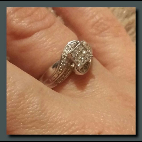 925 sterling silver and diamond ring