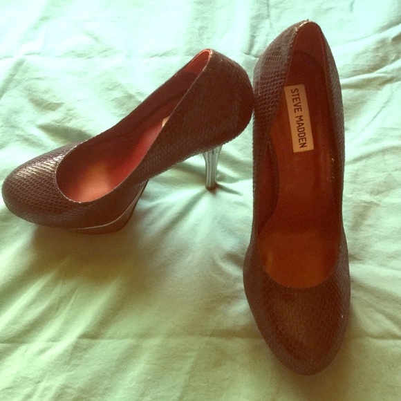 Steve Madden....Black "Snake-Skin" Embossed Pump