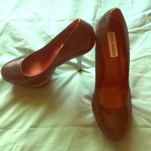 Steve Madden....Black "Snake-Skin" Embossed Pump