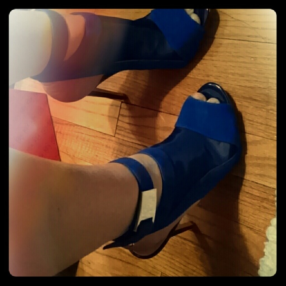 Guess electric blue suede heels for ur girls night