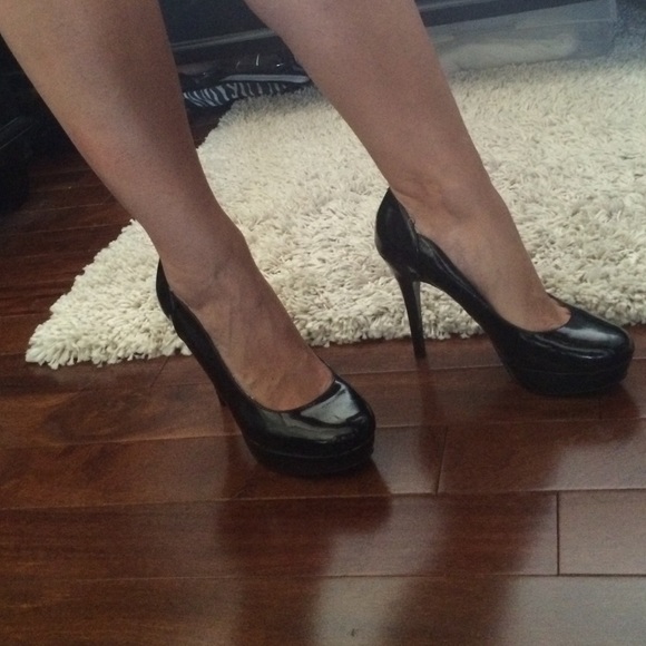 Guess round toe Pumps- Worn only once!! - Picture 3 of 3