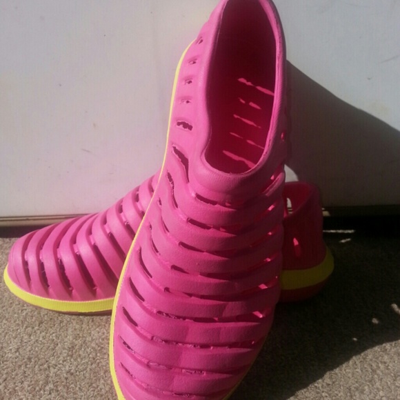 Copper tone Pink and yellow croc like shoes