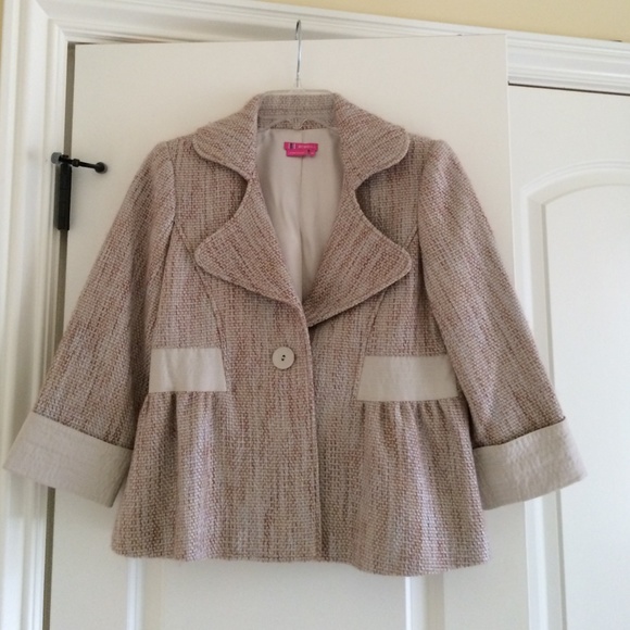 BCBG Jackets & Blazers - Beautiful BCBG cropped coat