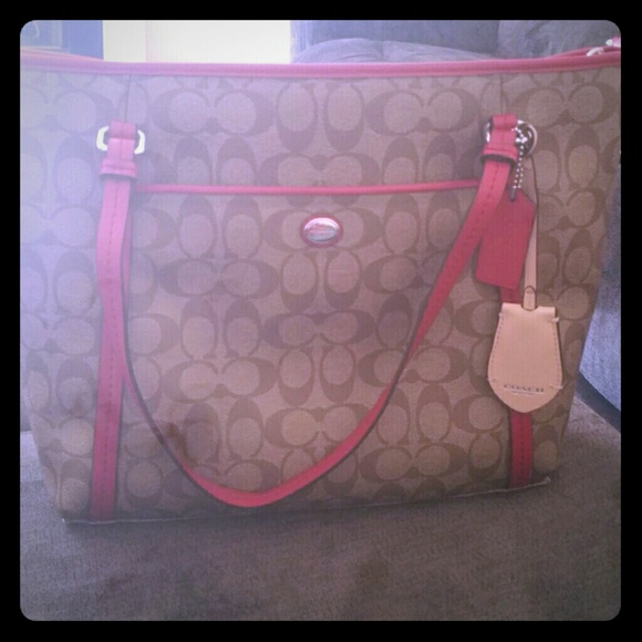 AUTHENTIC COACH PEYTON SIGNATURE COLLECTION TOTE - Picture 1 of 4
