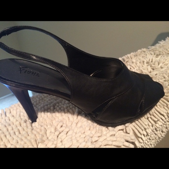 SOLD Nice open toe shoes - Picture 2 of 4