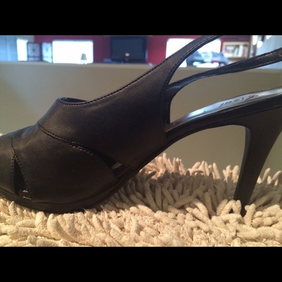 SOLD Nice open toe shoes - Picture 3 of 4