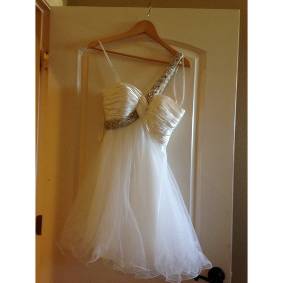 Size 3/4 white prom dress!!!