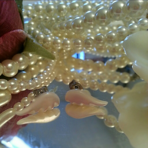 🔻sale price dropped🔻 Angel wings earrings
