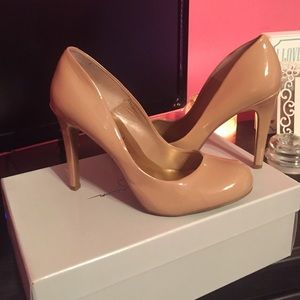 Jessica Simpson nude heels