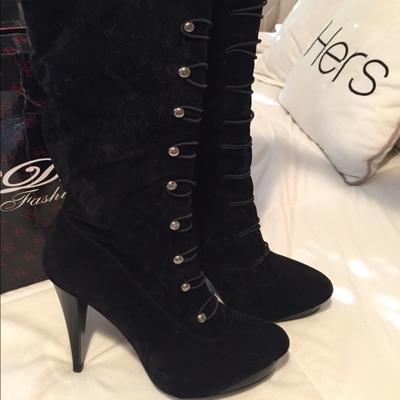 Below the knee black velveteen velvet boots