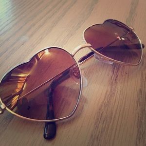 🌟sold🌟Gold heart framed sunglasses