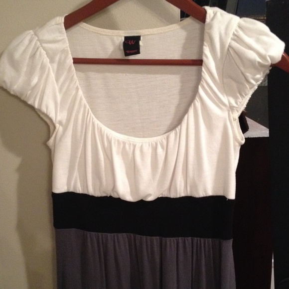 Cute Colorblock Top - Picture 2 of 3