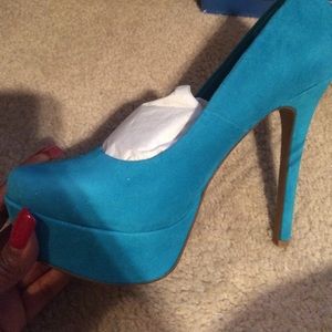 Jessica Simpson pumps